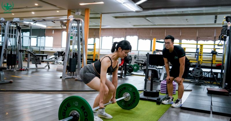 Học viên tập nâng tạ