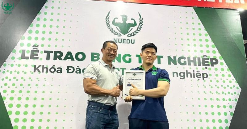 Lý Đức trao bằng cho học viên
