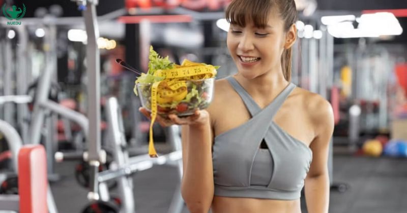 Nữ gymmer ăn theo chế độ