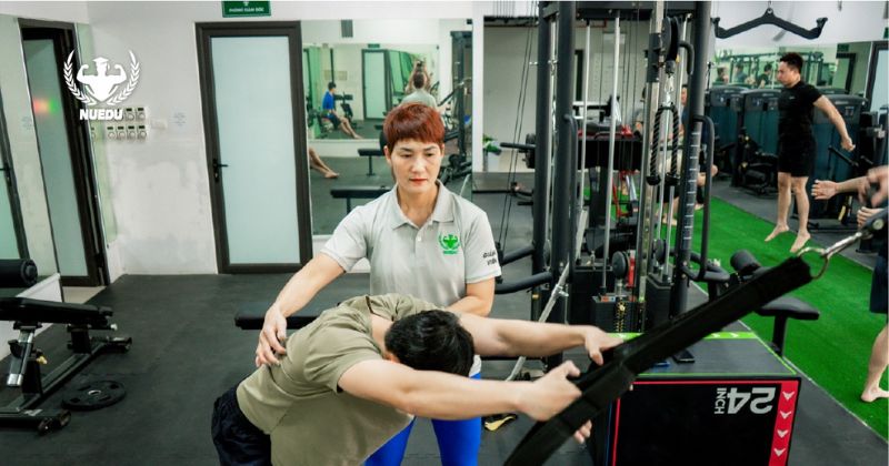 PT hướng dẫn học viên luyện tập